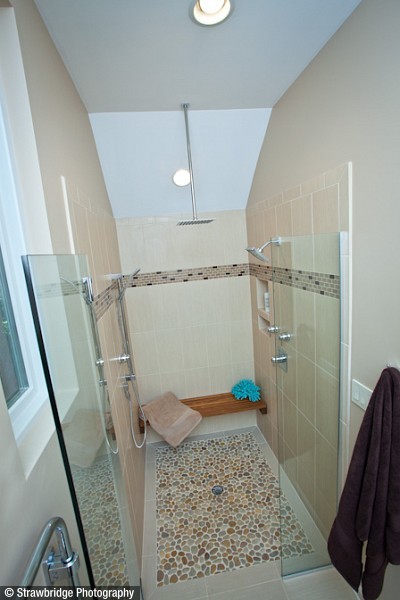 Exemple d'une grande salle de bain principale chic avec un lavabo encastré, un placard à porte plane, des portes de placard beiges, un plan de toilette en granite, une baignoire d'angle, une douche à l'italienne, WC à poser, un carrelage beige, un mur beige et un sol en carrelage de céramique.