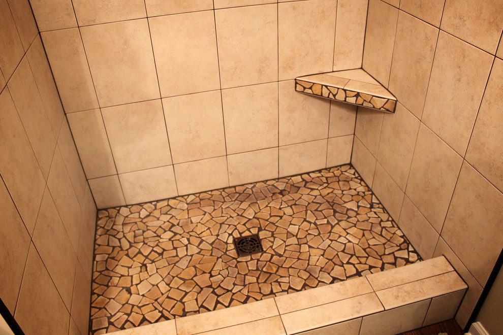 Exempel på ett mellanstort rustikt en-suite badrum, med skåp i shakerstil, skåp i mörkt trä, en dusch i en alkov, beige kakel, keramikplattor, beige väggar, klinkergolv i keramik, ett undermonterad handfat och granitbänkskiva