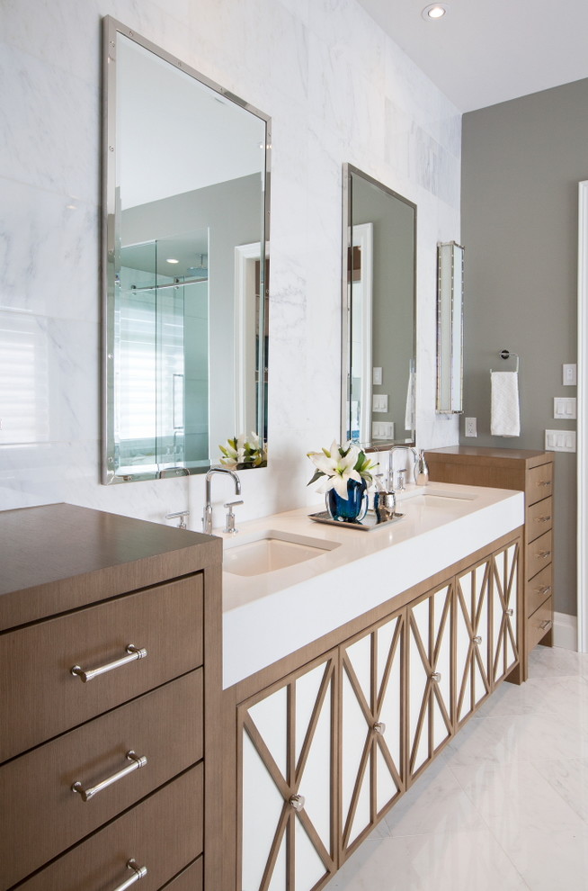 Свежая идея для дизайна: ванная комната в современном стиле с врезной раковиной, плоскими фасадами, фасадами цвета дерева среднего тона и белой плиткой - отличное фото интерьера