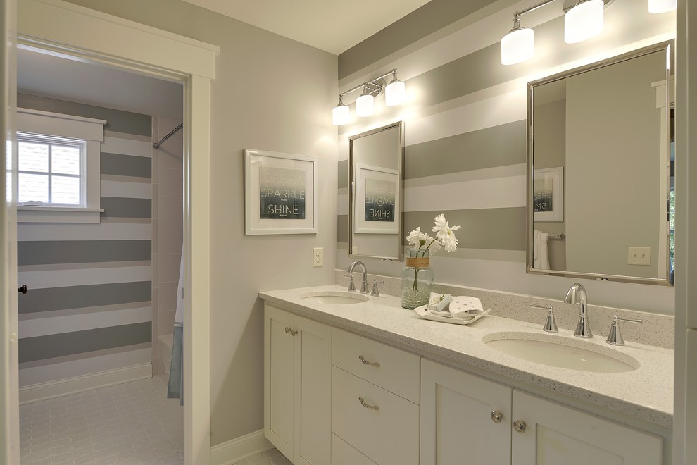 На фото: ванная комната в классическом стиле с белыми фасадами с