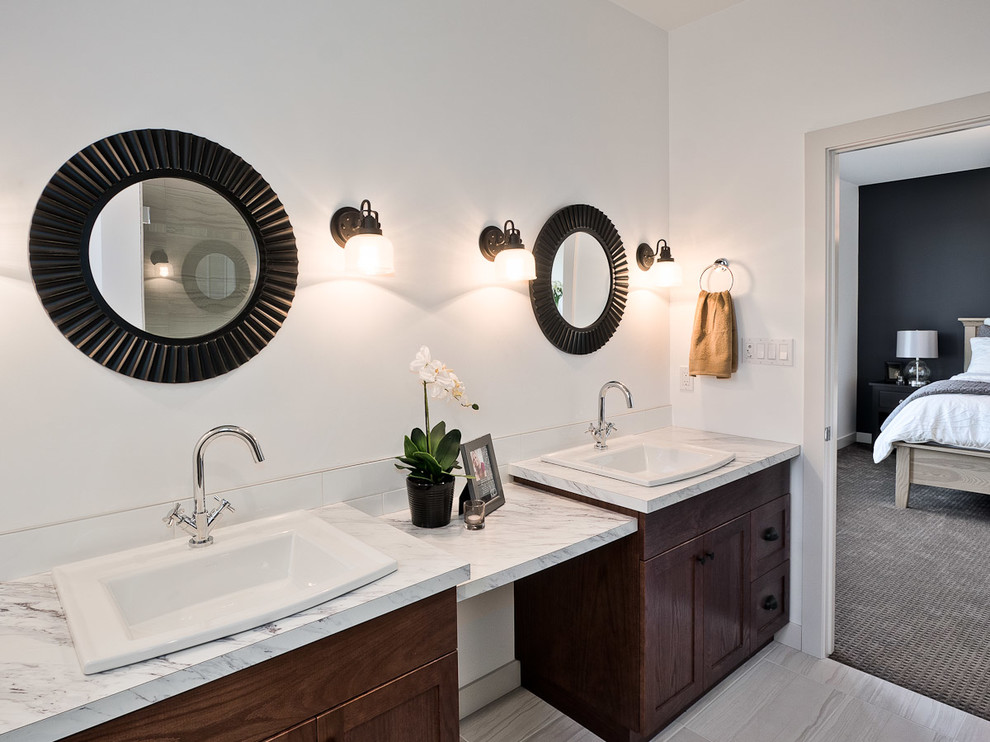 Источник вдохновения для домашнего уюта: ванная комната в стиле неоклассика (современная классика) с мраморной столешницей