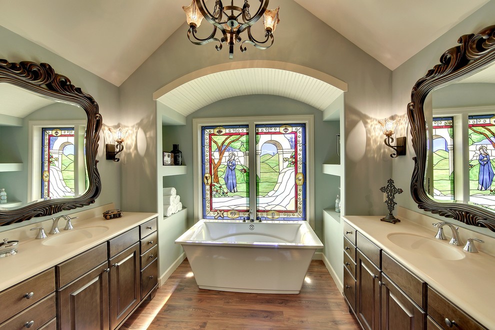 Идея дизайна: ванная комната в викторианском стиле с отдельно стоящей ванной