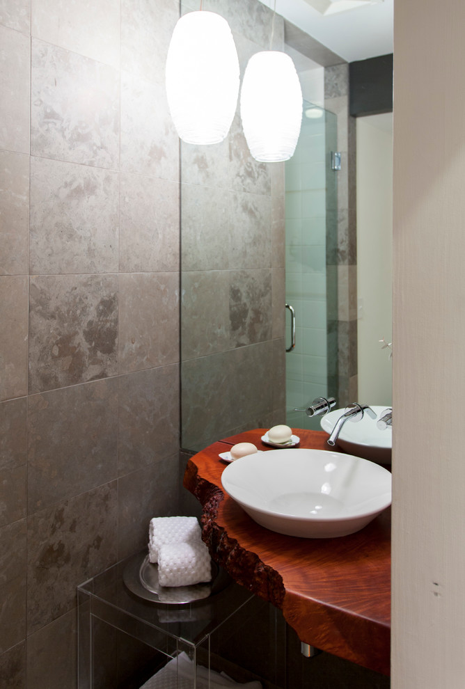 Diseño de cuarto de baño contemporáneo con encimera de madera, ducha empotrada y baldosas y/o azulejos grises