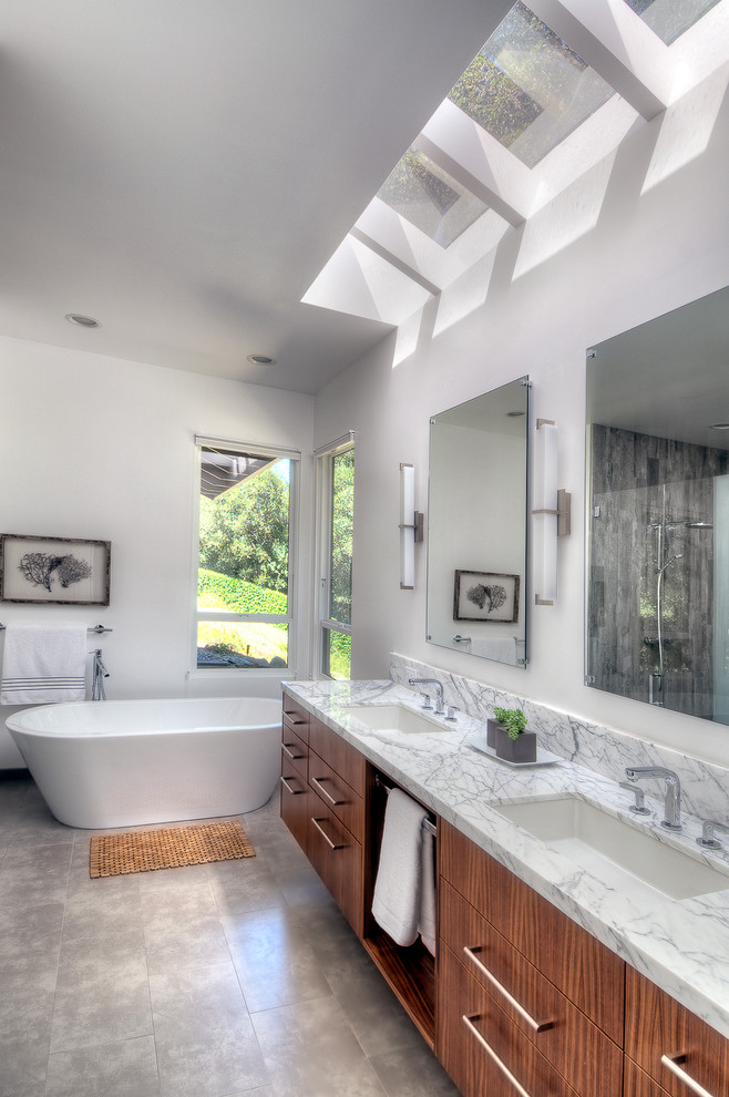 Immagine di una grande stanza da bagno contemporanea con vasca freestanding, doccia alcova, piastrelle grigie, pareti bianche e ante lisce