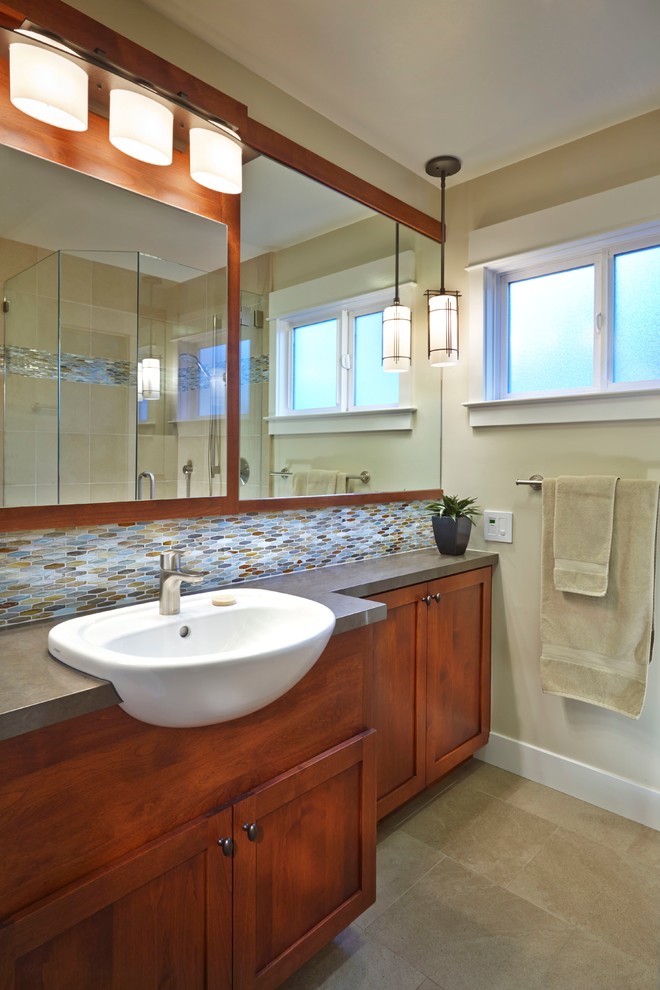 Ejemplo de cuarto de baño principal actual pequeño con lavabo tipo consola, ducha esquinera, baldosas y/o azulejos azules, baldosas y/o azulejos en mosaico y paredes beige