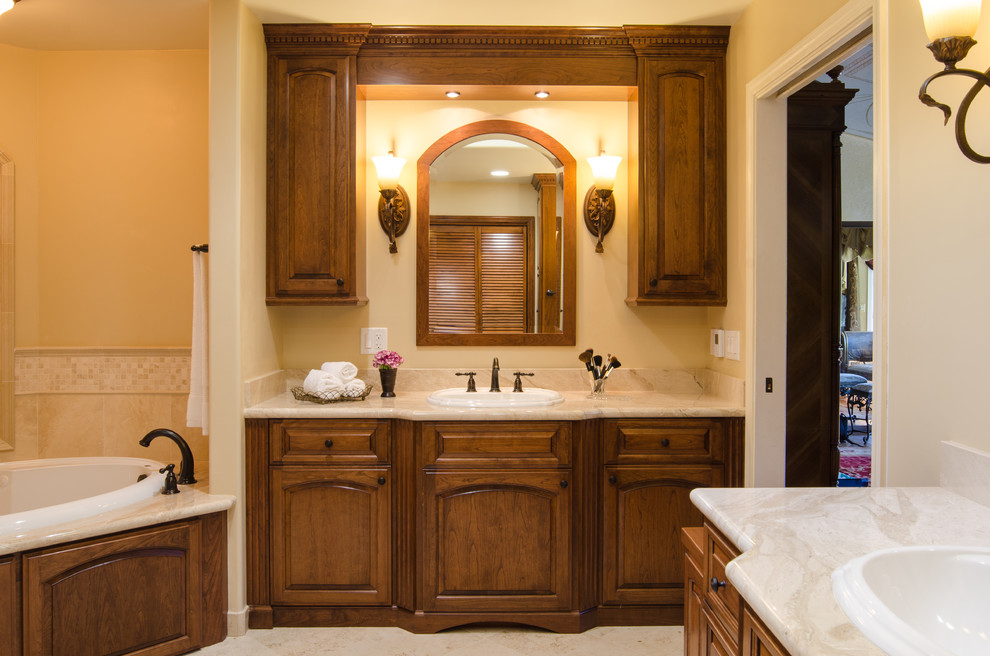 Ejemplo de cuarto de baño principal clásico de tamaño medio con puertas de armario de madera oscura