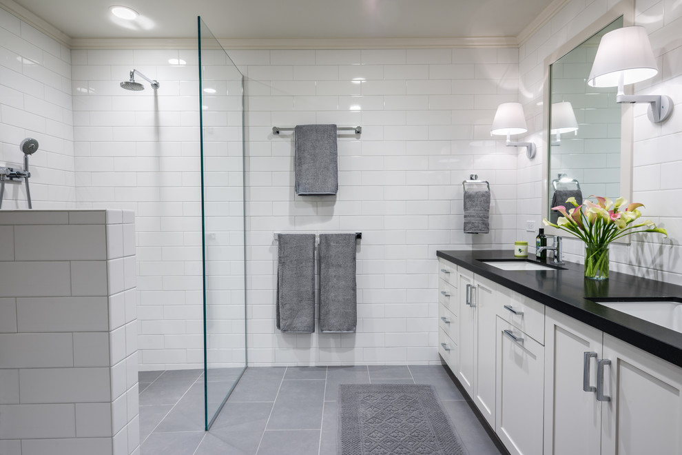 Foto di una grande stanza da bagno design con lavabo integrato, ante bianche, doccia a filo pavimento, piastrelle bianche e pareti bianche
