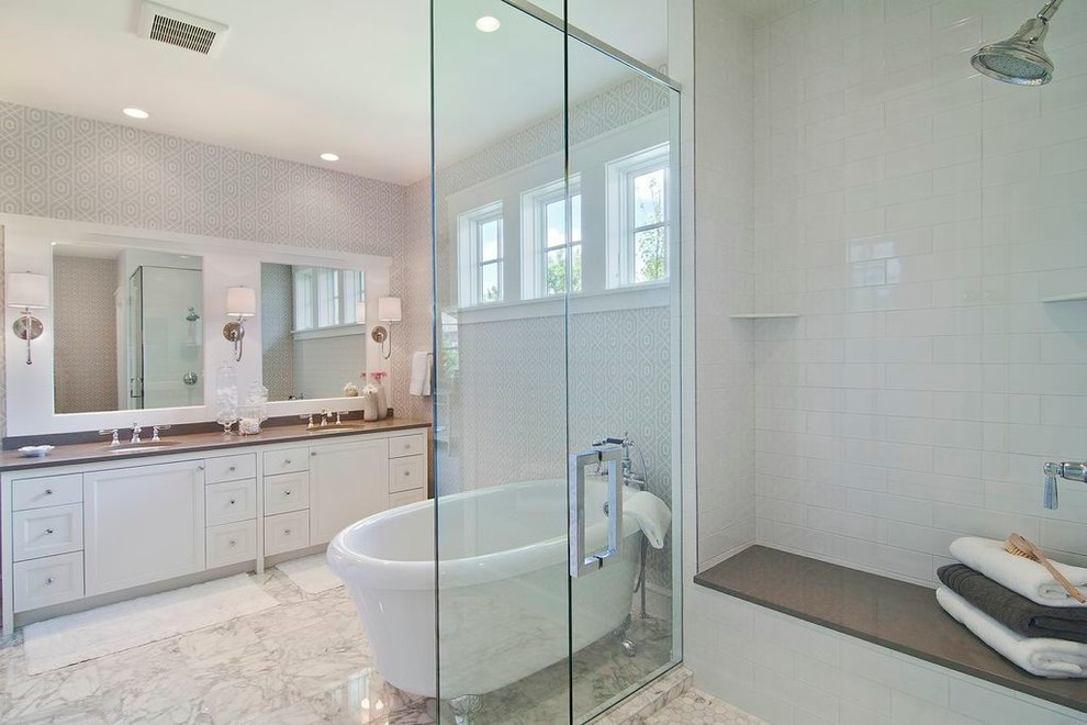 Idée de décoration pour une salle de bain tradition avec une baignoire sur pieds, un carrelage métro et une fenêtre.
