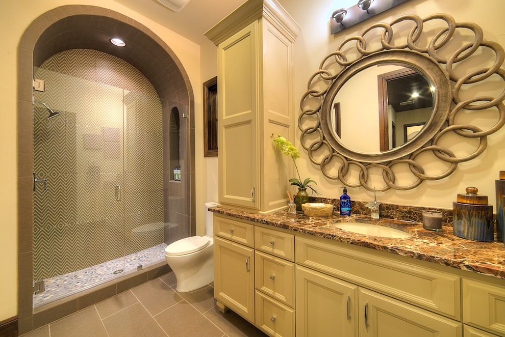 Mediterranes Badezimmer mit Unterbauwaschbecken, Granit-Waschbecken/Waschtisch, Duschnische, Toilette mit Aufsatzspülkasten und Keramikboden in Austin