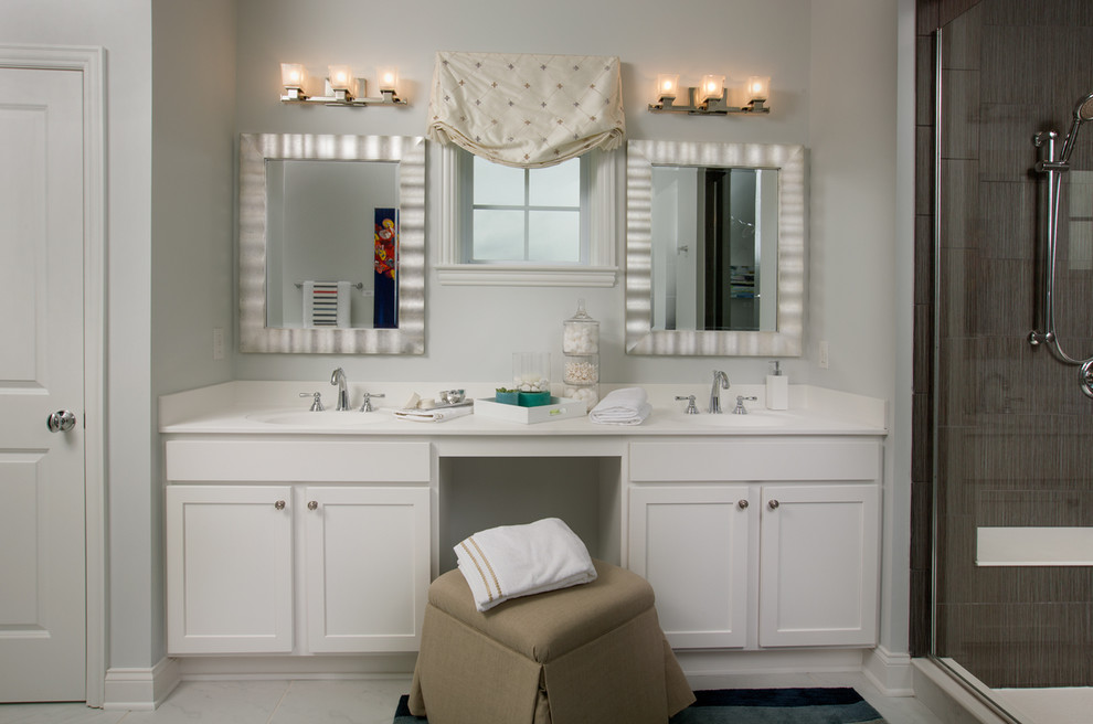 Ispirazione per una stanza da bagno padronale chic di medie dimensioni con ante in stile shaker, ante bianche, doccia alcova, pareti bianche, lavabo integrato, top in superficie solida e pavimento in marmo