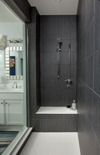Por qué y cómo usar azulejo oscuro en la ducha de un baño pequeño