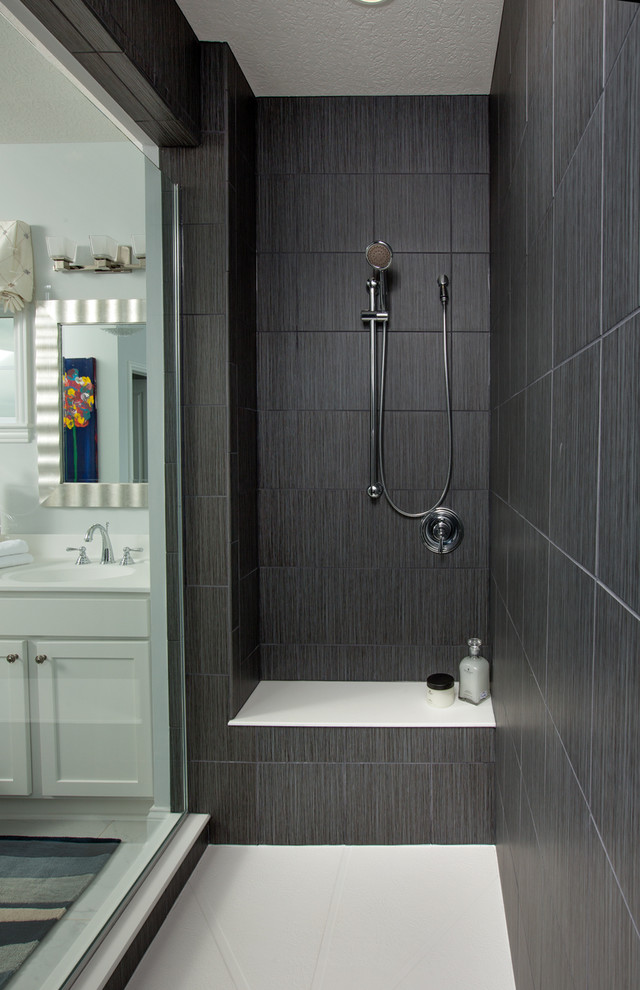 Immagine di una stanza da bagno minimal con ante in stile shaker, ante bianche, doccia alcova e piastrelle grigie