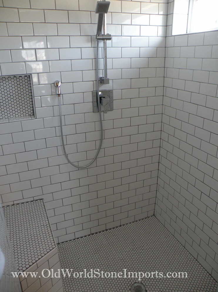 На фото: ванная комната в современном стиле с фасадами с выступающей филенкой, белыми фасадами, ванной в нише, душем над ванной, белой плиткой и плиткой мозаикой с