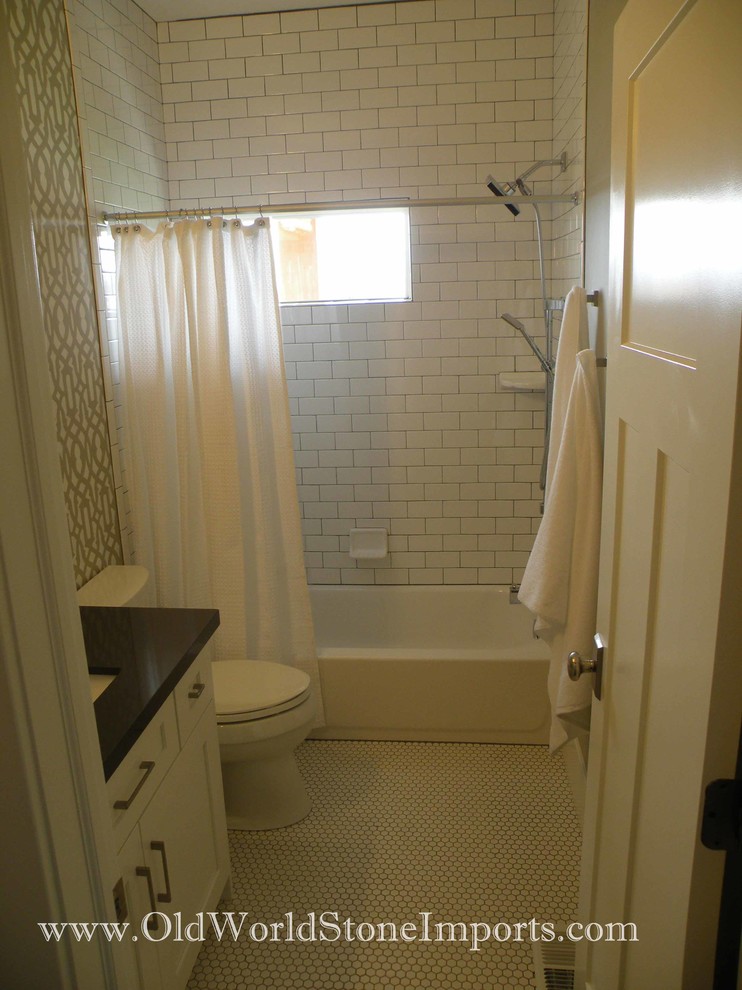На фото: ванная комната в современном стиле с накладной раковиной, фасадами с выступающей филенкой, белыми фасадами, столешницей из гранита, ванной в нише, душем над ванной, инсталляцией, белой плиткой и плиткой мозаикой