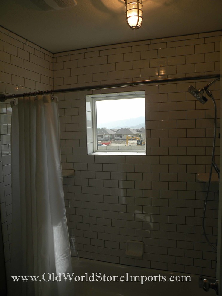 Inspiration för ett funkis badrum, med vita skåp, granitbänkskiva, ett badkar i en alkov, en dusch/badkar-kombination och vit kakel