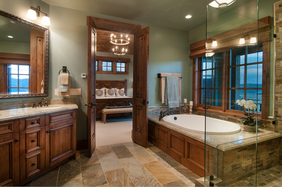 Пример оригинального дизайна: ванная комната в стиле рустика с столешницей из гранита и плиткой из сланца