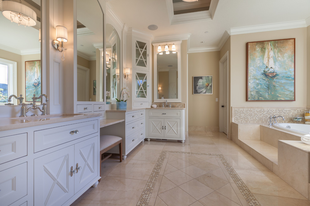 Foto de cuarto de baño tradicional con armarios con paneles empotrados, puertas de armario blancas, bañera encastrada, baldosas y/o azulejos beige y paredes beige