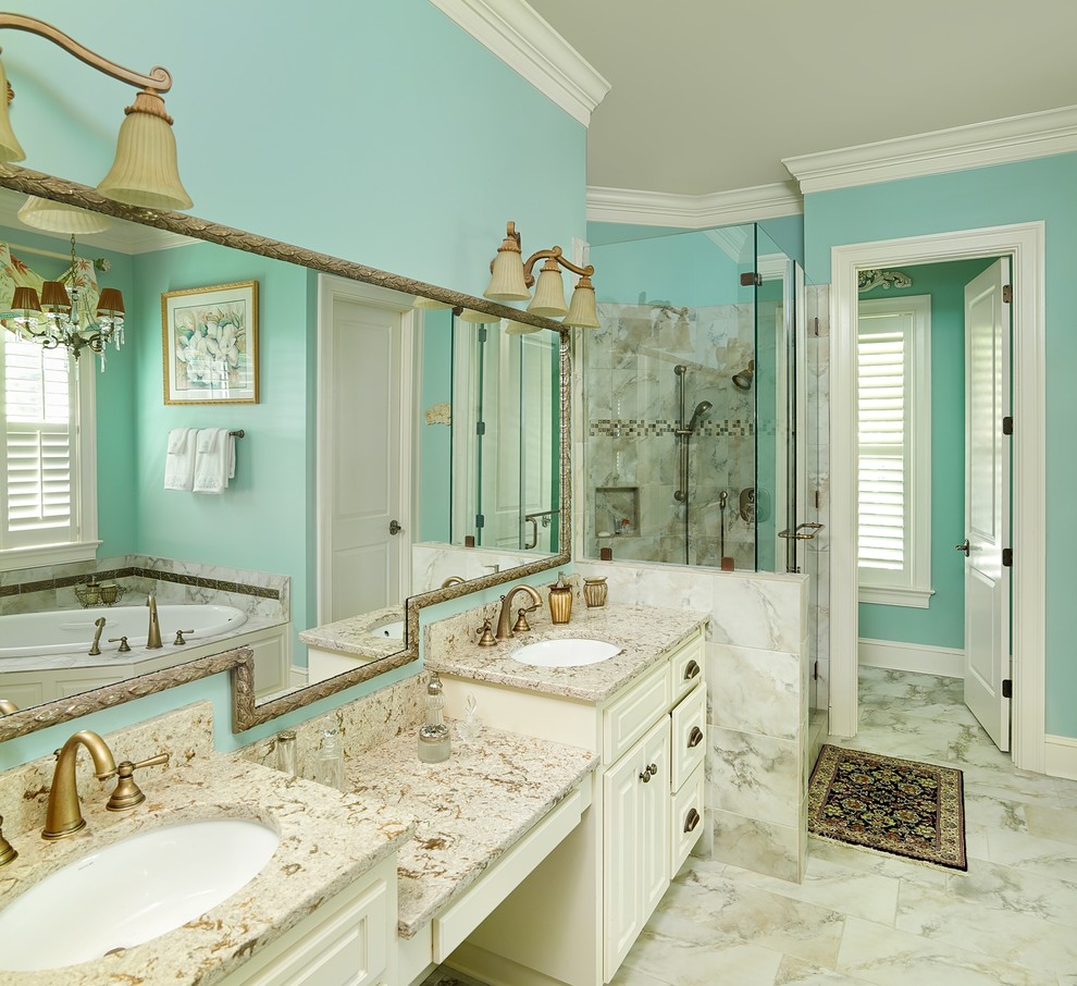 Idee per una stanza da bagno padronale classica con ante con bugna sagomata, ante beige, top in quarzo composito, vasca da incasso, lavabo sottopiano e pareti blu