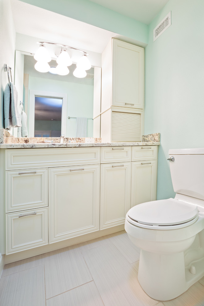 Foto di una stanza da bagno chic di medie dimensioni con ante con riquadro incassato, ante bianche, doccia alcova, pareti blu, lavabo sottopiano e top in granito