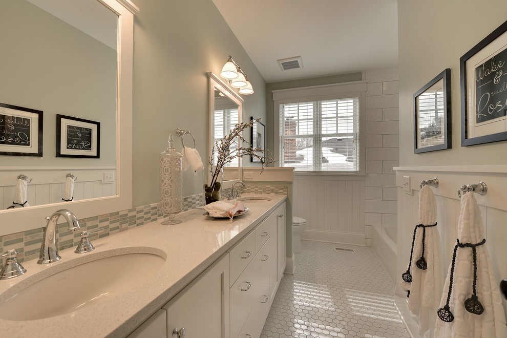 Cette image montre une salle de bain traditionnelle avec un lavabo encastré, un sol blanc et une fenêtre.