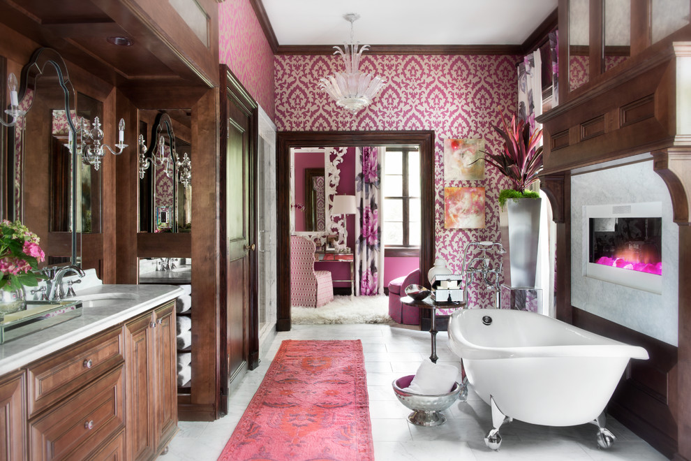 Bild på ett stort vintage en-suite badrum, med luckor med upphöjd panel, skåp i mellenmörkt trä, ett fristående badkar, en dusch i en alkov, en toalettstol med separat cisternkåpa, vit kakel, stenkakel, rosa väggar, marmorgolv, ett undermonterad handfat och marmorbänkskiva