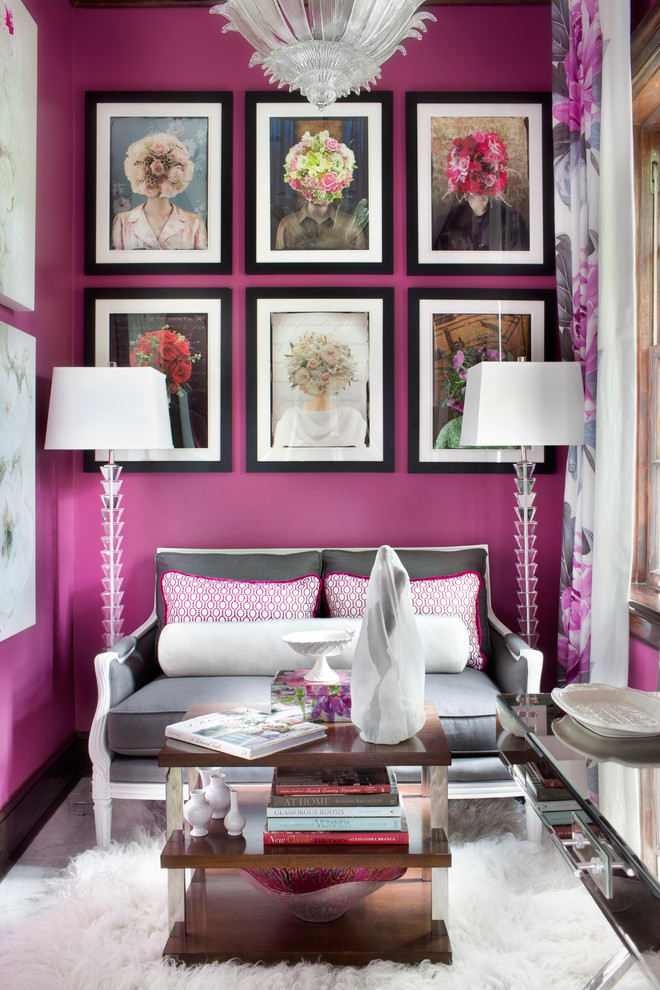 Inredning av ett klassiskt stort en-suite badrum, med rosa väggar och marmorgolv