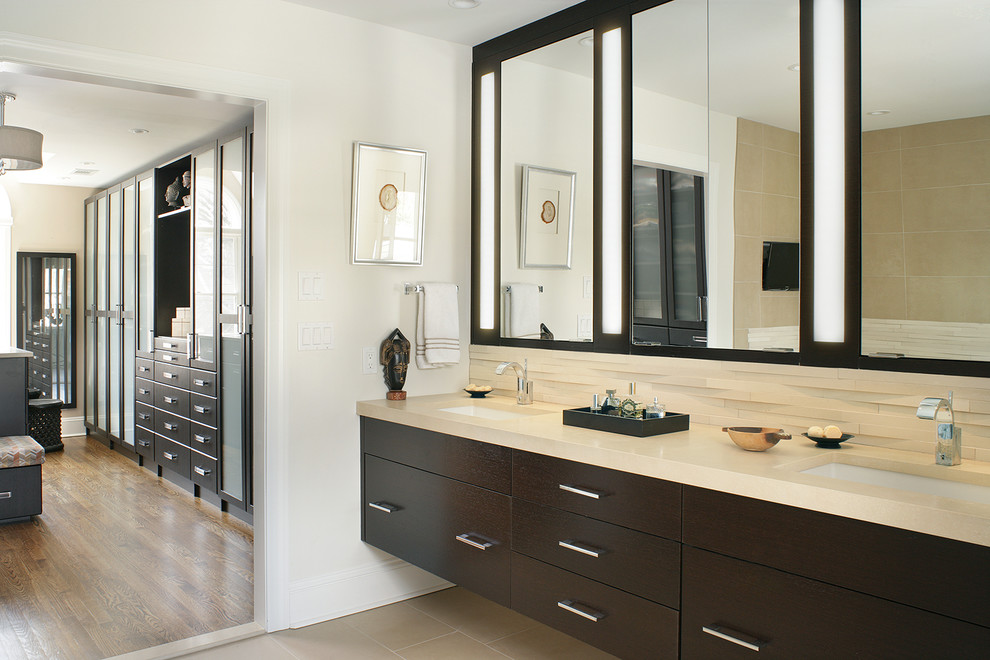 Modernes Badezimmer En Suite mit Unterbauwaschbecken, flächenbündigen Schrankfronten, dunklen Holzschränken, beigen Fliesen und weißer Wandfarbe in New York
