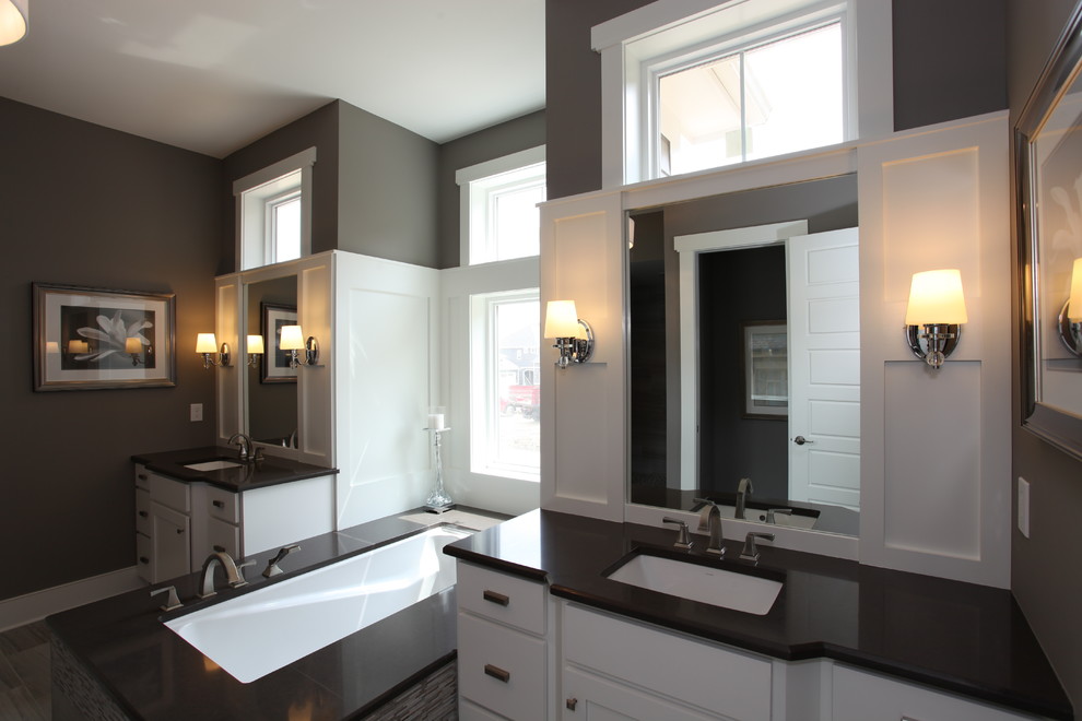 Exempel på ett klassiskt svart svart en-suite badrum, med släta luckor, vita skåp, ett undermonterat badkar, grå väggar, ett undermonterad handfat, grått golv och bänkskiva i akrylsten