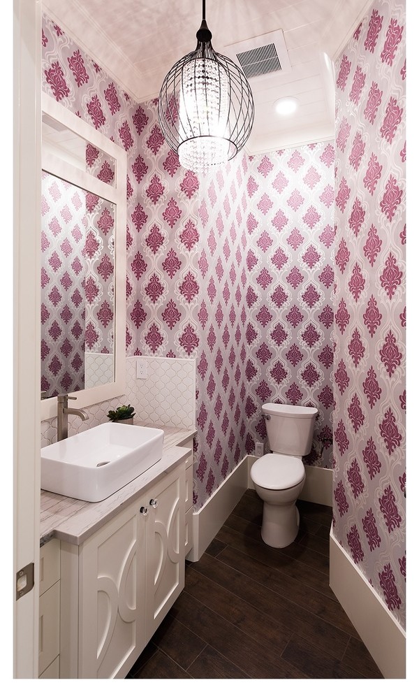 Bild på ett mellanstort amerikanskt toalett, med ett avlångt handfat, skåp i shakerstil, vita skåp, bänkskiva i kvartsit, en toalettstol med hel cisternkåpa, brun kakel, porslinskakel, lila väggar och klinkergolv i porslin