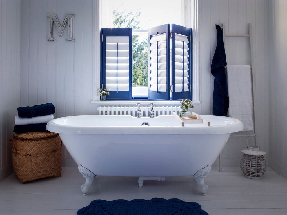 Mittelgroßes Modernes Kinderbad mit freistehender Badewanne, weißer Wandfarbe und hellem Holzboden in Sussex