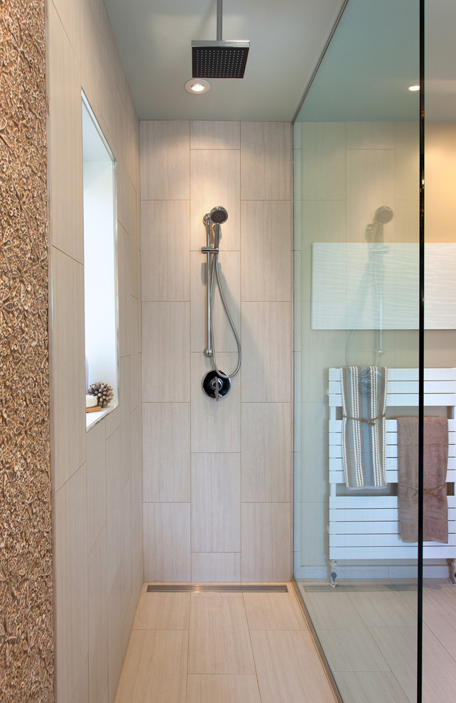 Esempio di una stanza da bagno padronale minimal di medie dimensioni con vasca freestanding, doccia a filo pavimento, WC a due pezzi, pareti beige, pavimento in gres porcellanato e lavabo a colonna