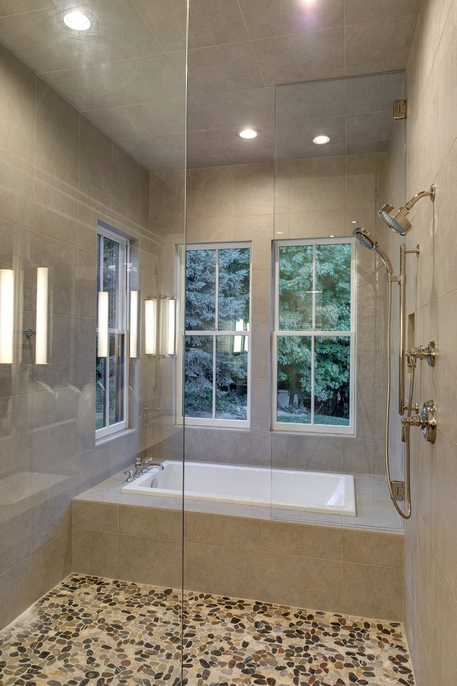На фото: ванная комната в стиле неоклассика (современная классика) с накладной ванной, открытым душем, полом из галечной плитки и открытым душем
