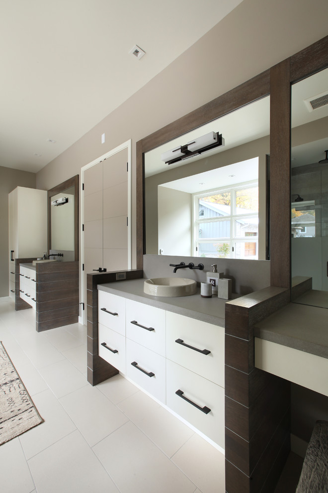 Ispirazione per una stanza da bagno contemporanea con lavabo da incasso, ante lisce, ante bianche e pareti marroni