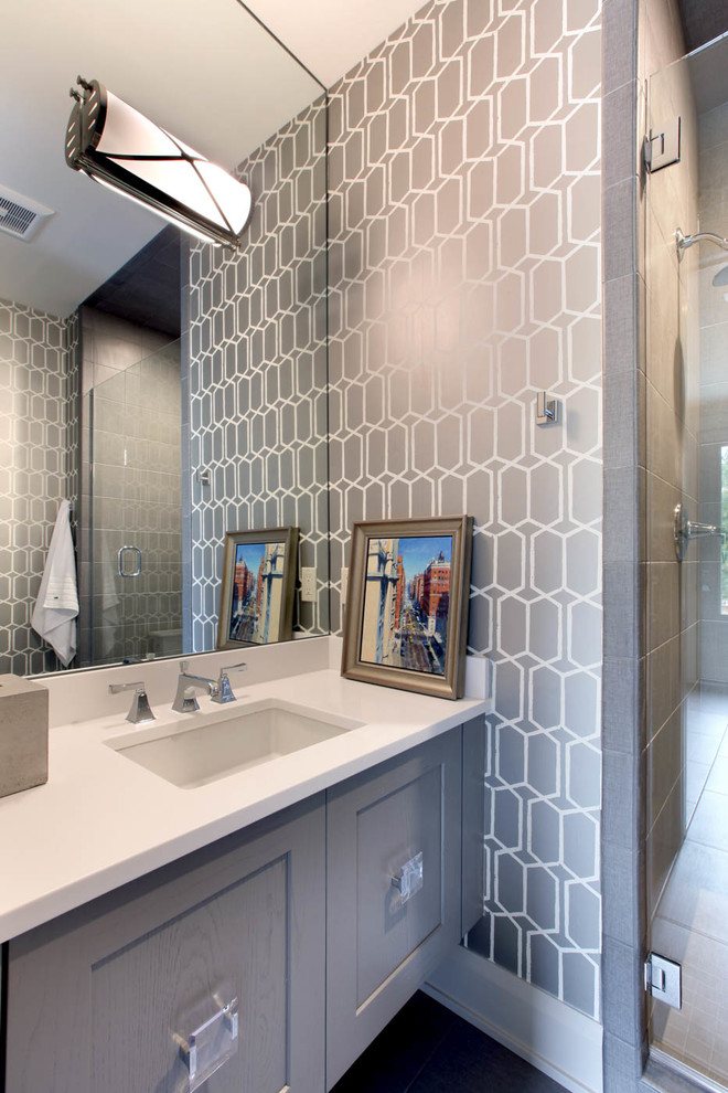 Esempio di una piccola stanza da bagno con doccia classica con lavabo sottopiano, ante in stile shaker, ante grigie, top in quarzite, piastrelle grigie, piastrelle in ceramica, pavimento con piastrelle in ceramica e pareti grigie