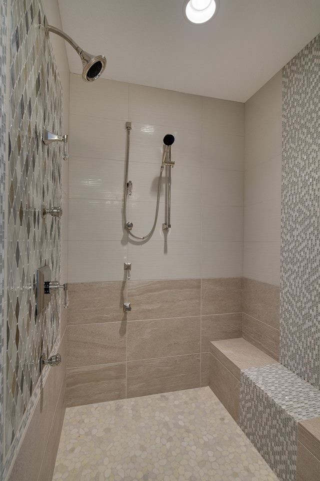 Exempel på ett klassiskt badrum, med ett undermonterad handfat, vita skåp, granitbänkskiva, ett undermonterat badkar, en dusch i en alkov, vit kakel, porslinskakel, grå väggar och klinkergolv i porslin