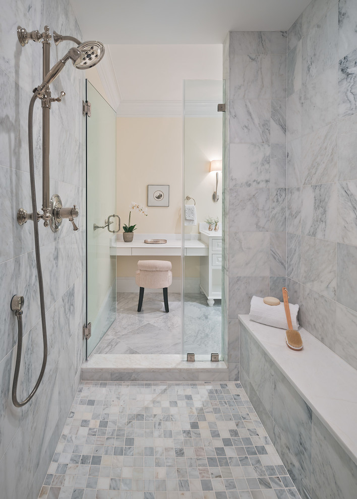 Стильный дизайн: главная ванная комната в стиле неоклассика (современная классика) с белыми фасадами, душем в нише, мраморным полом, мраморной плиткой, душем с распашными дверями и сиденьем для душа - последний тренд