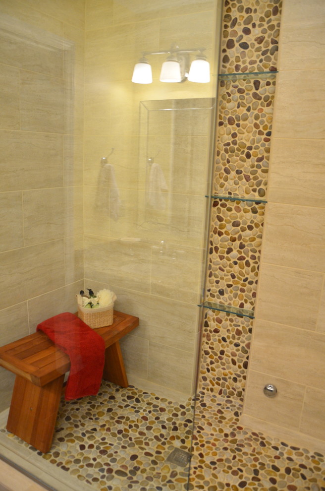 Diseño de cuarto de baño principal contemporáneo con suelo de baldosas tipo guijarro