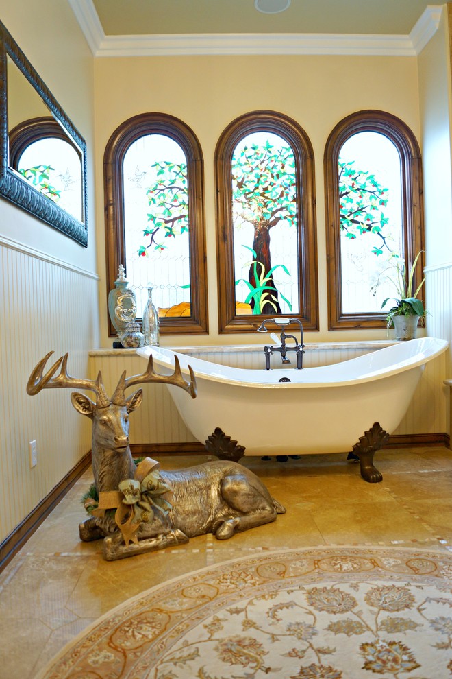 Идея дизайна: большая главная ванная комната в классическом стиле с отдельно стоящей ванной, желтыми стенами, полом из известняка, бежевым полом, угловым душем, душем с распашными дверями, плоскими фасадами и фасадами цвета дерева среднего тона