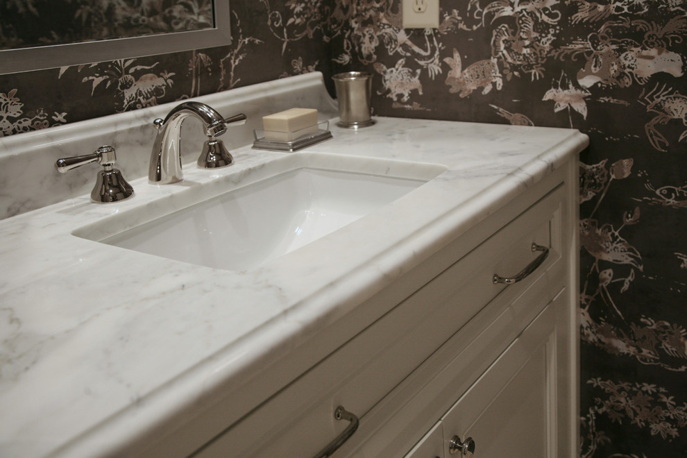 Ejemplo de cuarto de baño clásico con encimera de mármol