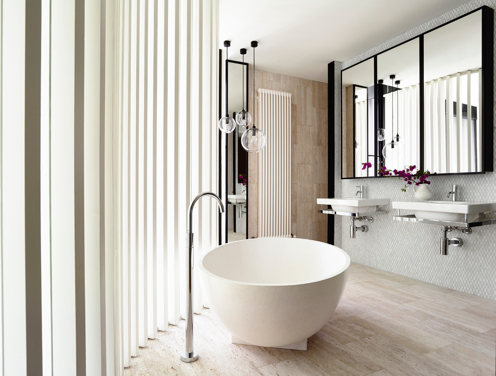 Ispirazione per una stanza da bagno minimal con lavabo sospeso, vasca freestanding, piastrelle beige e pareti beige