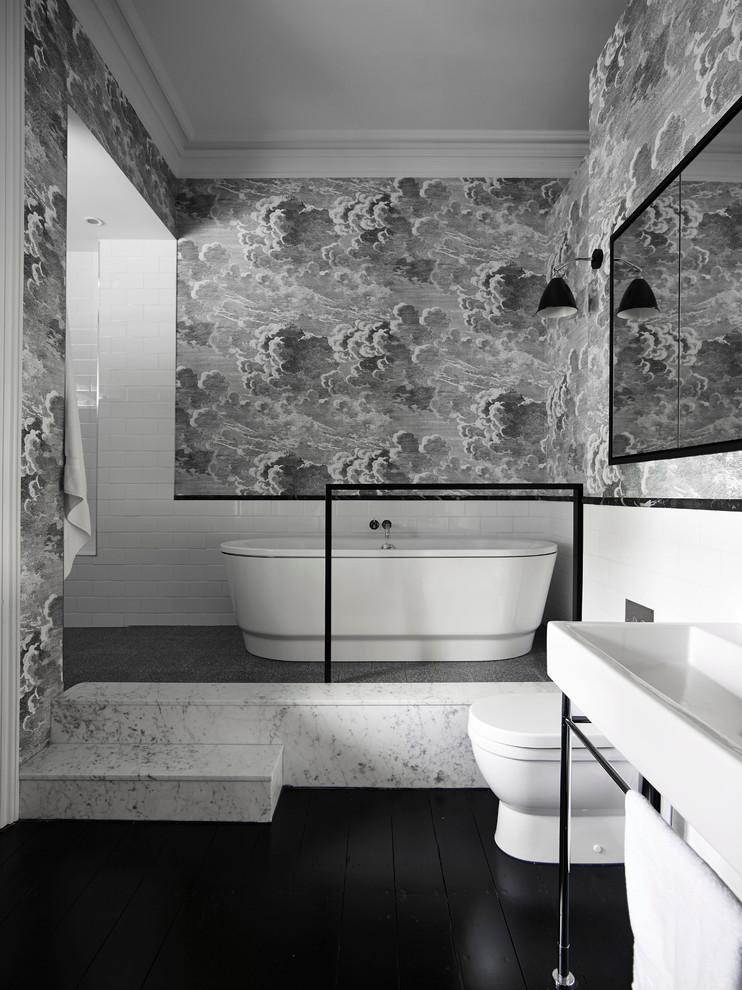 シドニーにある中くらいなコンテンポラリースタイルのおしゃれな浴室 (一体型シンク、置き型浴槽、塗装フローリング) の写真