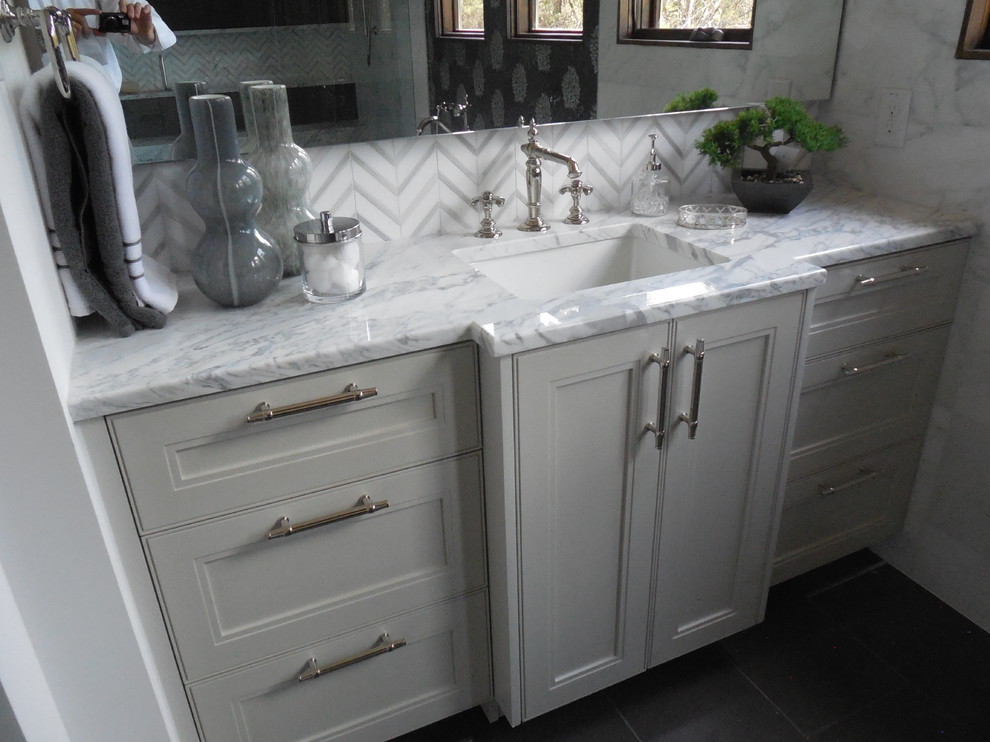 На фото: главная ванная комната в современном стиле с врезной раковиной, мраморной столешницей и белой плиткой