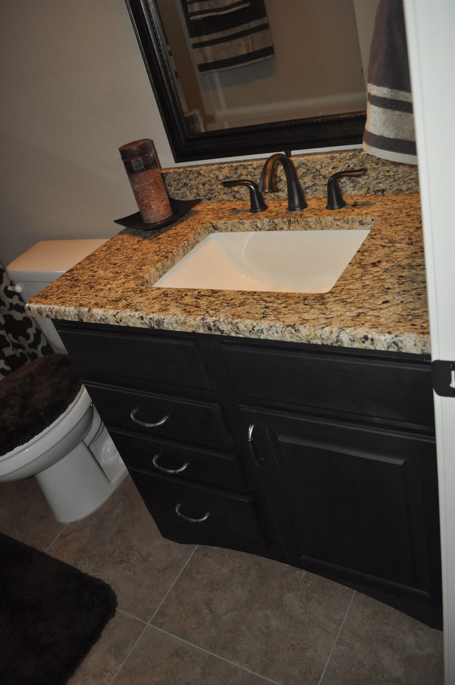 Exempel på ett litet klassiskt badrum med dusch, med ett undermonterad handfat, luckor med upphöjd panel, svarta skåp och granitbänkskiva