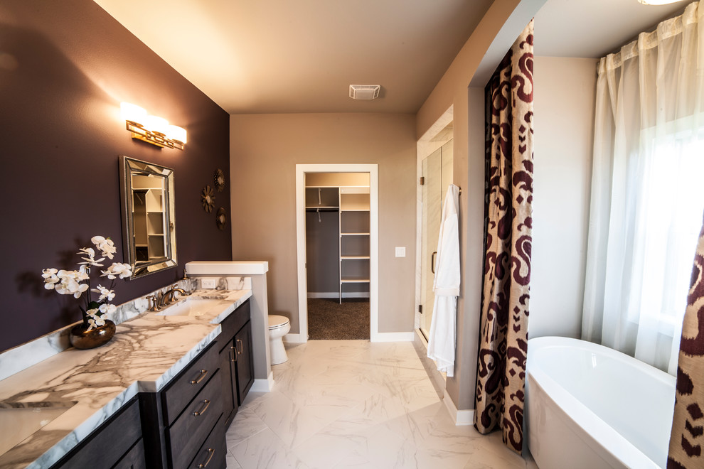 Стильный дизайн: ванная комната в стиле неоклассика (современная классика) с фасадами в стиле шейкер, серыми фасадами и цементной плиткой - последний тренд