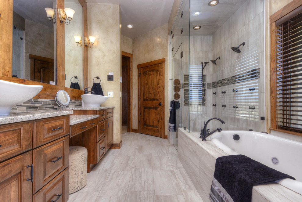 Réalisation d'une très grande salle de bain principale méditerranéenne en bois brun avec une vasque, un plan de toilette en granite, une baignoire d'angle, une douche ouverte, un carrelage beige, un mur beige, un sol en carrelage de céramique et un placard avec porte à panneau surélevé.