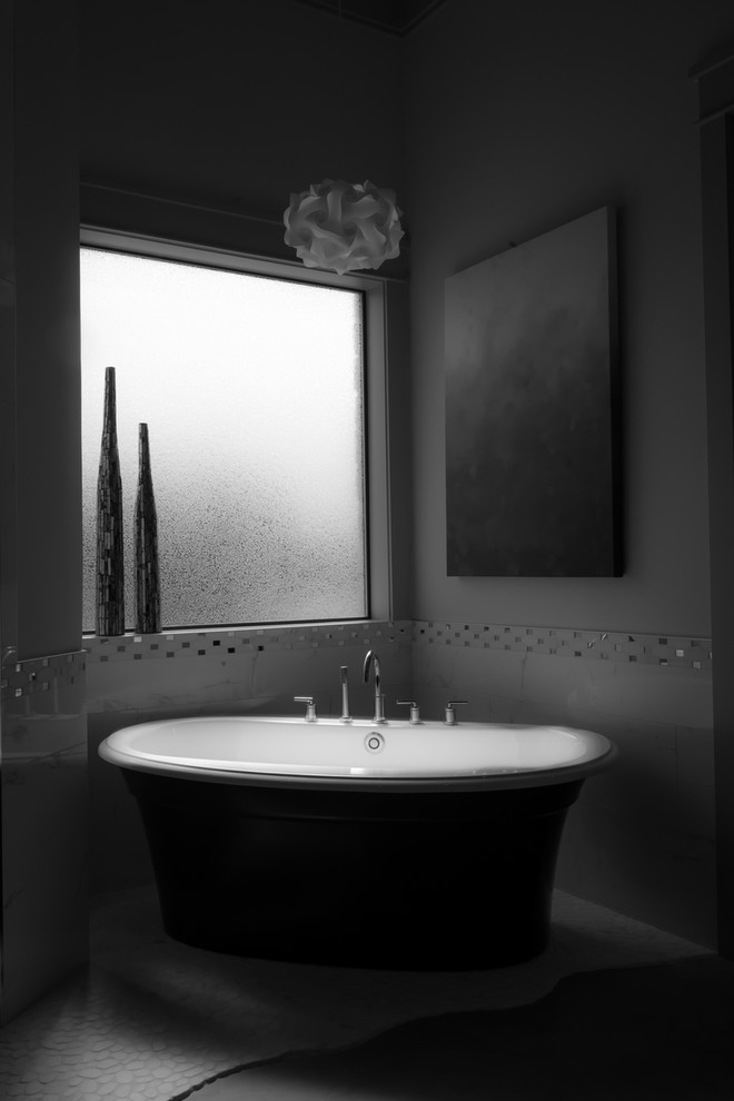 Стильный дизайн: большая главная ванная комната в стиле неоклассика (современная классика) с фасадами в стиле шейкер, белыми фасадами, отдельно стоящей ванной, угловым душем, белыми стенами, врезной раковиной, коричневым полом и душем с распашными дверями - последний тренд