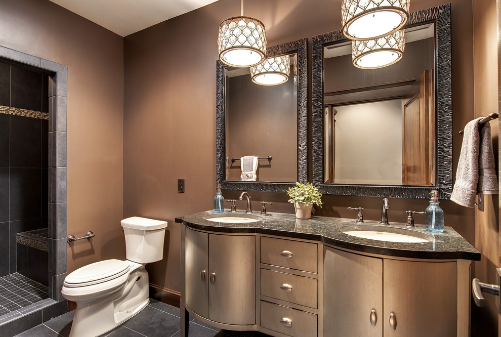 Пример оригинального дизайна: ванная комната в классическом стиле с врезной раковиной, плоскими фасадами, бежевыми фасадами, душем в нише, раздельным унитазом, серой плиткой и коричневыми стенами