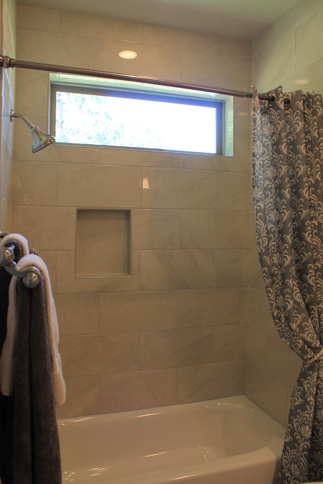 Klassisk inredning av ett litet en-suite badrum, med möbel-liknande, skåp i mörkt trä, granitbänkskiva, ett platsbyggt badkar, en dusch/badkar-kombination, grå kakel, keramikplattor, beige väggar och klinkergolv i keramik