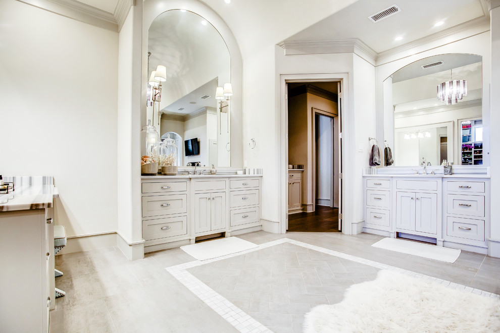 Inredning av ett klassiskt stort en-suite badrum, med skåp i shakerstil, vita skåp, ett fristående badkar, en dusch i en alkov, vita väggar, klinkergolv i porslin, ett väggmonterat handfat, grått golv och dusch med gångjärnsdörr