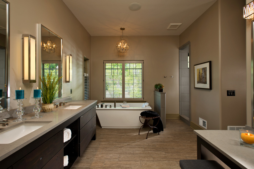 Пример оригинального дизайна: главная ванная комната в стиле рустика с врезной раковиной, плоскими фасадами, темными деревянными фасадами, отдельно стоящей ванной, коричневыми стенами и окном